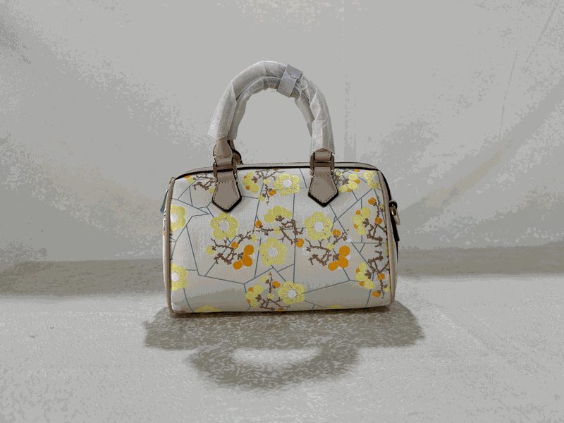 Ice-crack plum-blossom hand-woven Shu Brocade handbag.